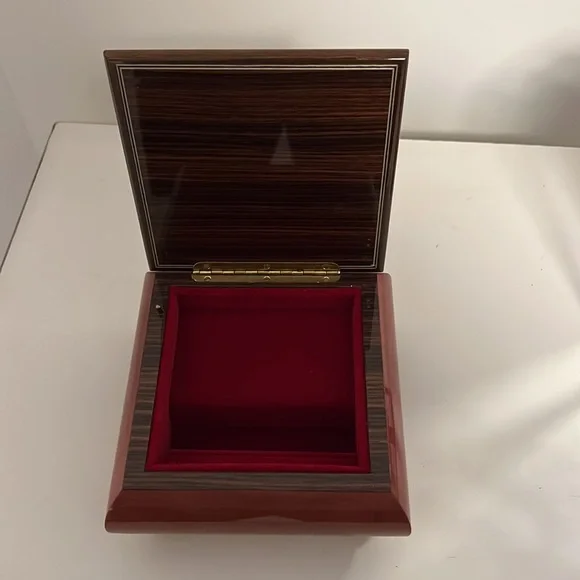 The San Francisco Music Box Company - The Sound of Music - Picture 3 of 6